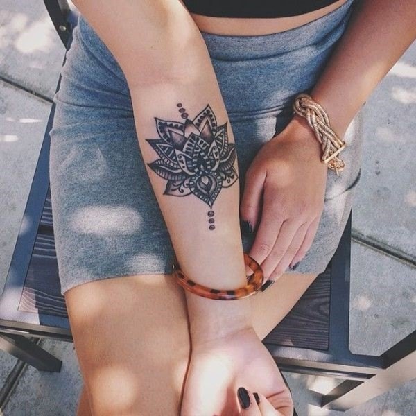 flor de loto tatuaje blanco y negro